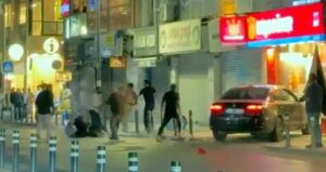 Avcılar'da iki grup arasındaki sandalyeli kavgayı çevredekil